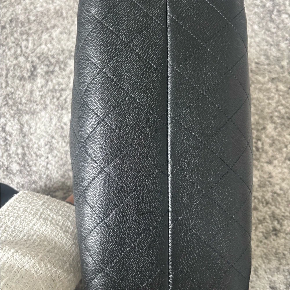 Chanel Black Quilted Shoulder Bag with Gold Chain - Picture 5 of 5